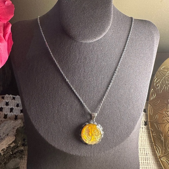 Round Shell with Girl and Feather/Flowers Carving Silver 925 Case and Chain - Picture 5 of 11